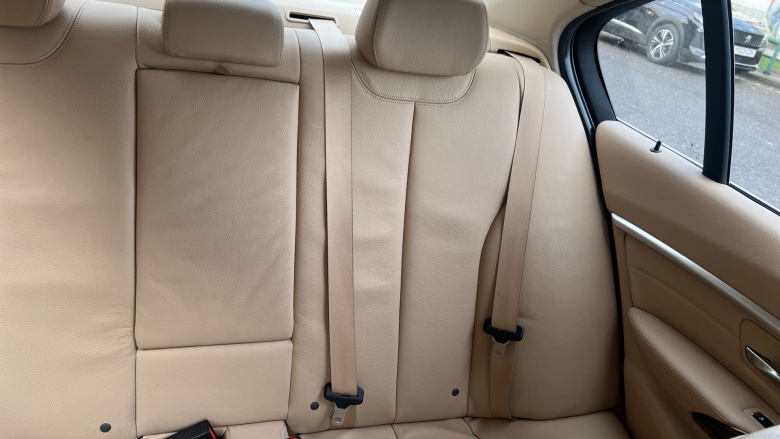 BMW 3 Series 330d xDrive Luxury 4dr Step Auto Diesel Saloon